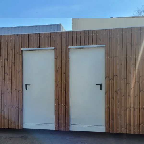 Casa de banho e espaço para arrumação com lavatório exterior - Revestimento em madeira com tratamento térmico