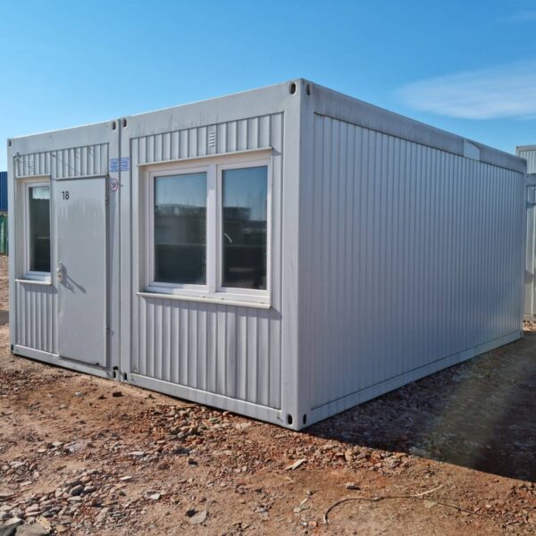 CONTENTOR RESIDENCIAL DUO BRANCO COM CHUVEIRO E CASA DE BANHO, OPÇÃO DE COZINHA