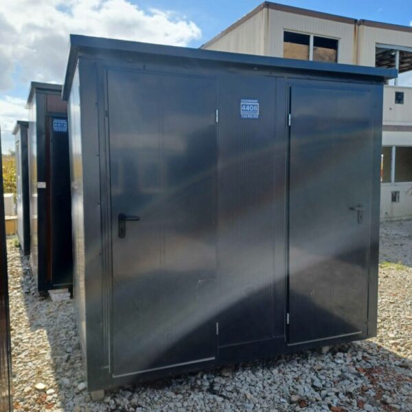 Cabine sanitária dupla em painéis sanduíche – duas cabines independentes com sanita e lavatório.