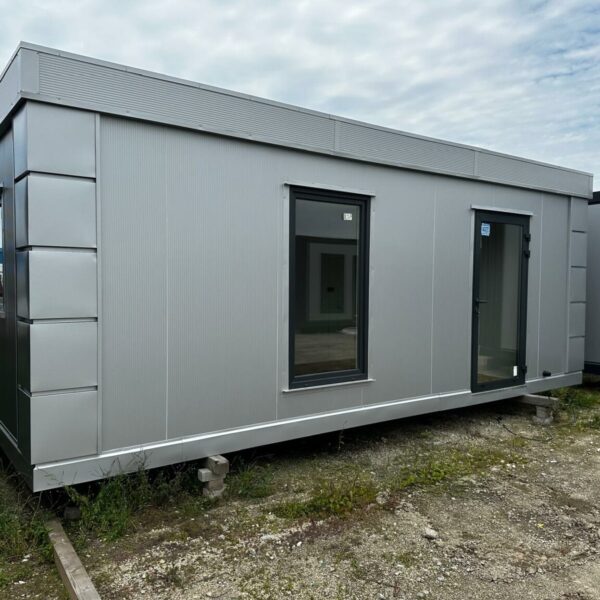 Edifício comercial em contentor 3x7 com casa de banho/quarto