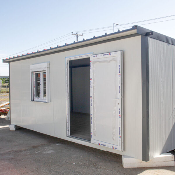 Casa contentor standard de 3,00 × 6,00 × 2,40 m com casa de banho e WC.