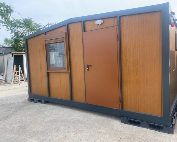 Casa contentor com "efeito madeira" de 2,40 × 6,00 × 2,40 m com casa de banho e WC.